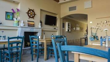 每日供應吃到飽早餐 (每人 EUR5)