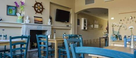 Petit déjeuner buffet (5 EUR par personne)