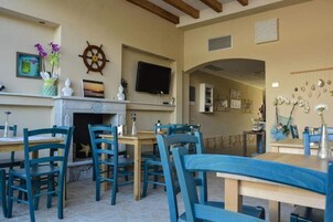 Se ofrece un desayuno bufé (5 EUR por persona)