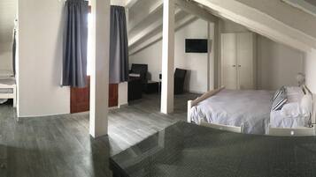 Une chambre à coucher avec un lit, une chaise, un bureau et une armoire.