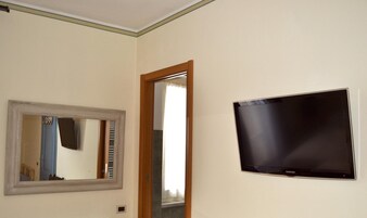 Minibar, decoración individual, escritorio y sistema de insonorización