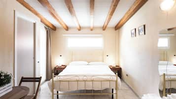 經典雙人房 | 迷你吧、獨特裝潢、書桌、隔音