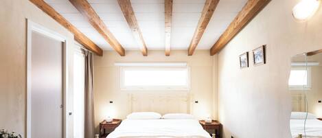 Classic dubbelrum | Minibar, individuell inredning, skrivbord och ljudisolering