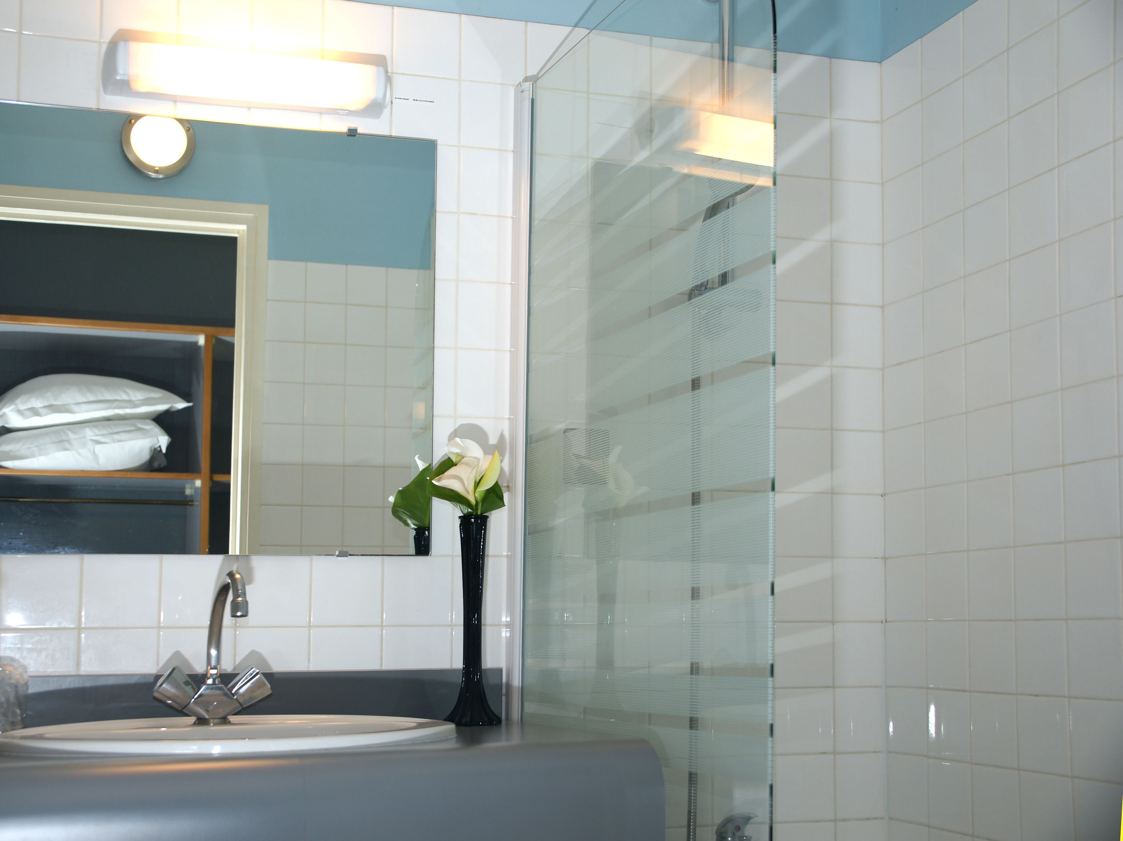 Chambre Double Standard, 1 lit double, salle de bains privée | Salle de bain | Articles de toilette gratuits, serviettes fournies