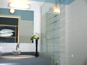 Habitación doble estándar, 1 cama matrimonial, baño privado | Baño | Amenidades de baño gratuitas y toallas 