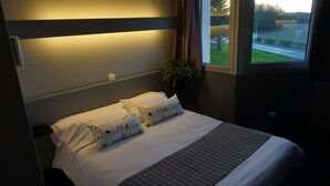 Chambre King Size | Literie de qualité, bureau, rideaux d’obscurcissement
