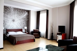 Family Room | Minibar, in-room safe, soundproofing, rollaway beds