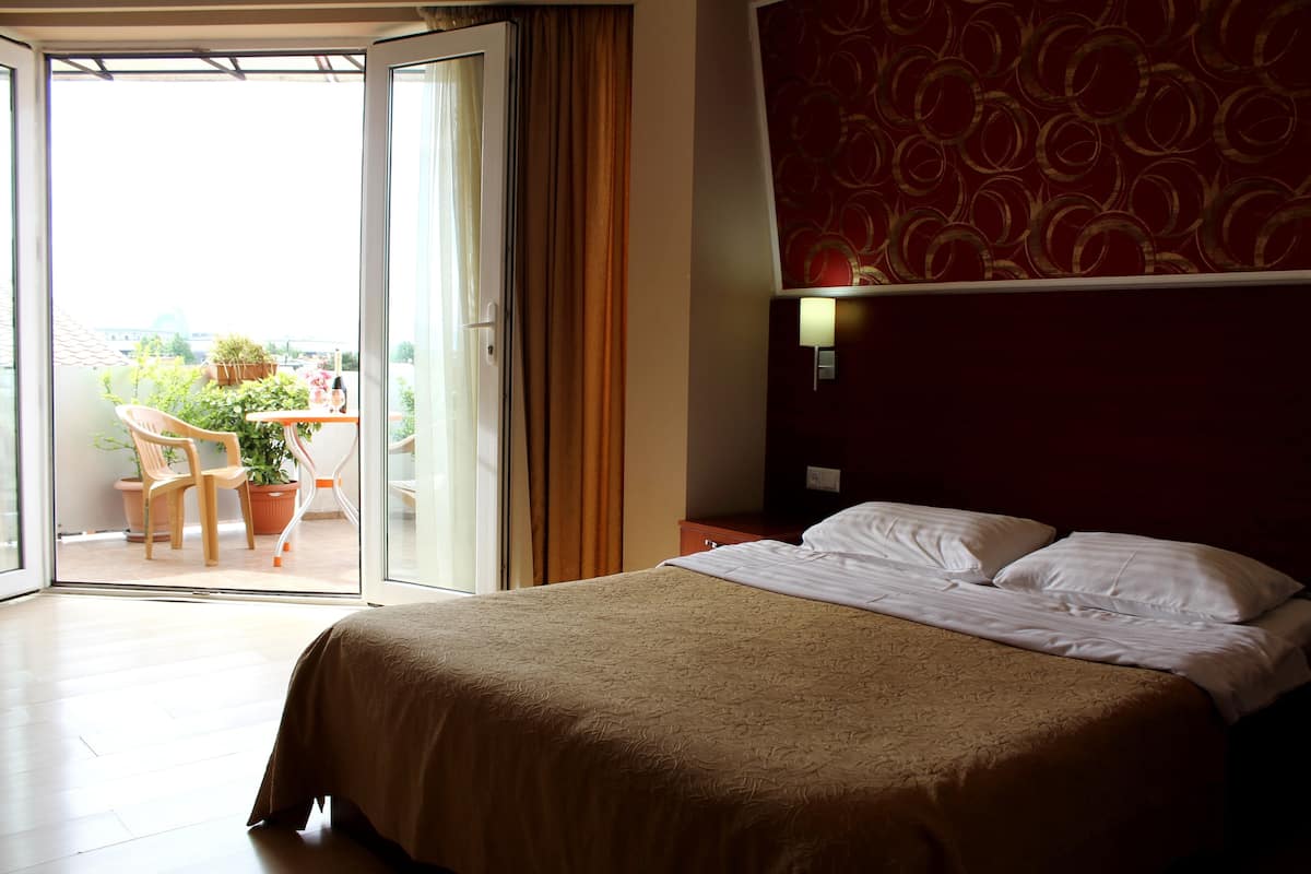 Deluxe Double Room, Balcony | Minibar, in-room safe, soundproofing, rollaway beds