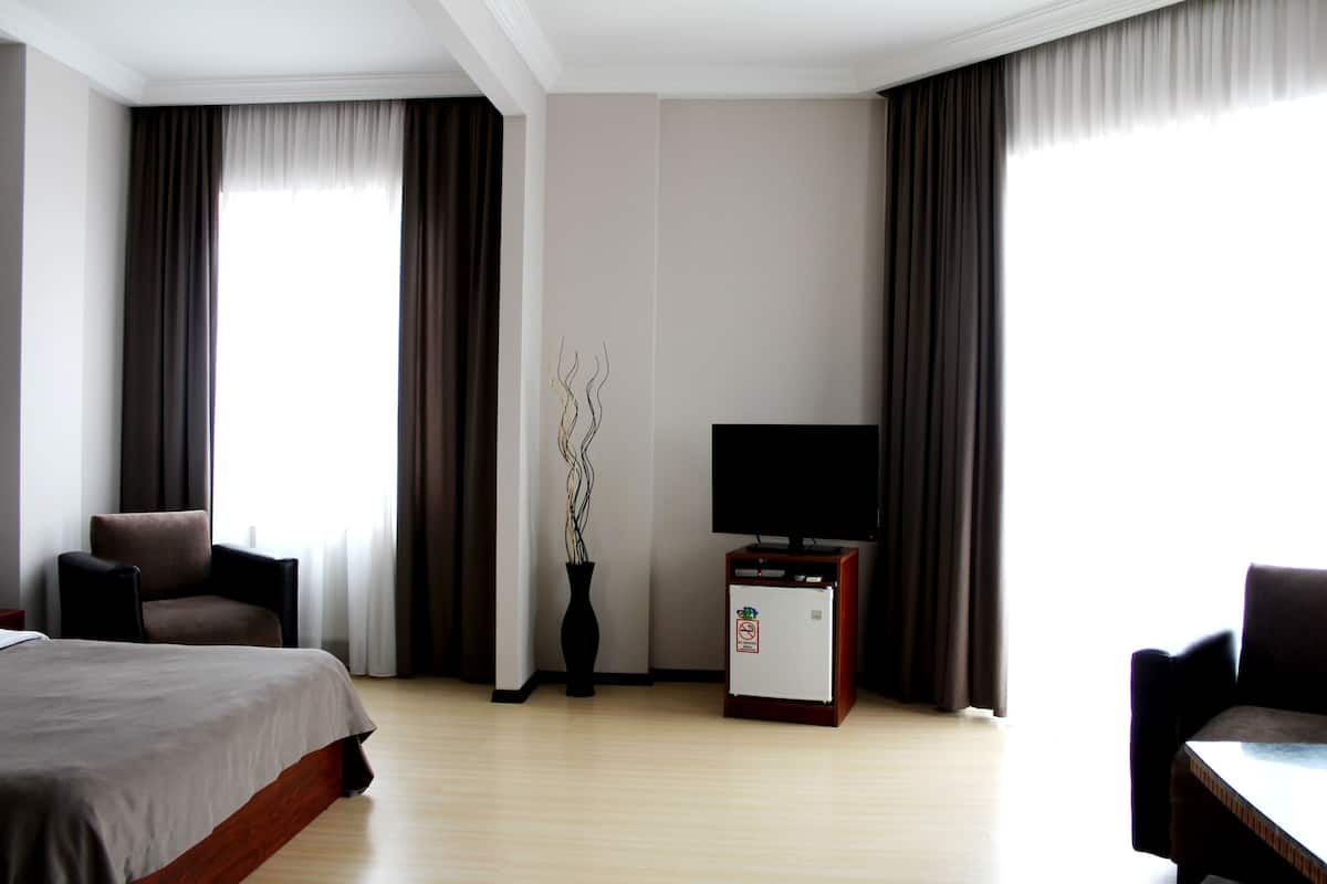 Family Room | Minibar, in-room safe, soundproofing, rollaway beds