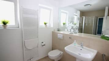 Apartment, 2 Bedrooms, Ground Floor | Bilik Mandi | Pancuran mandi, tuala disediakan