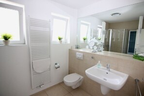 Apartment, 2 Bedrooms, Ground Floor | Bathroom | Shower, towels