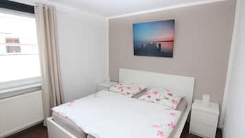 Appartement, 2 slaapkamers, op benedenverdieping | Een kluis op de kamer, een strijkplank/strijkijzer, gratis babybedden