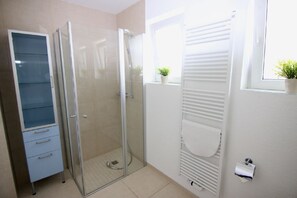 Căn hộ, 2 phòng ngủ, tầng trệt | Phòng tắm | Buồng tắm vòi sen, khăn tắm 
