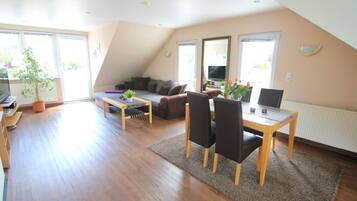Appartement, 1 chambre (top floor) | Coin séjour | Télévision à écran plat