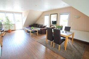 Leilighet, 1 soverom (top floor) | Oppholdsområde | Flatskjerm-TV