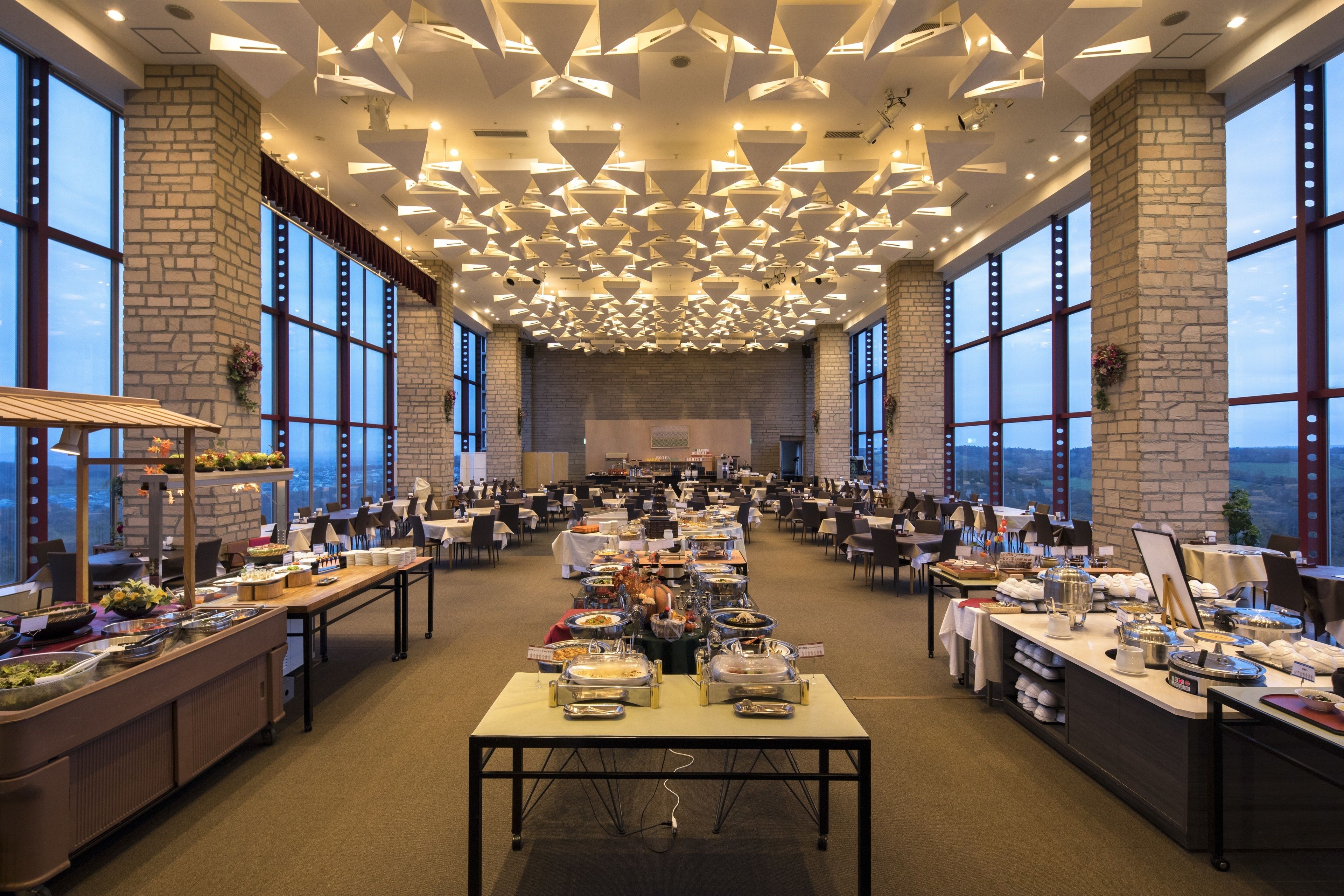 2 restaurants; breakfast, lunch, and dinner served