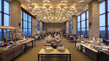 2 restaurants; breakfast, lunch, and dinner served