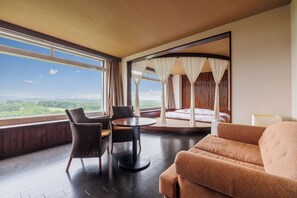 Escritorio, wifi gratis y ropa de cama