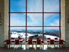 2 restaurantes; se sirve desayuno, almuerzo y cena; cocina fusión