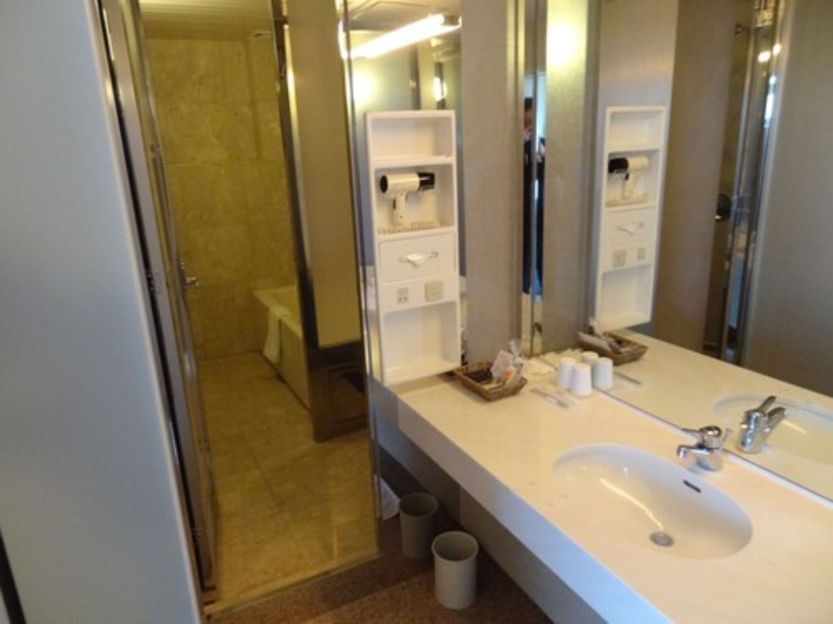 combined shower/bathtub, jetted bath, rainfall showerhead