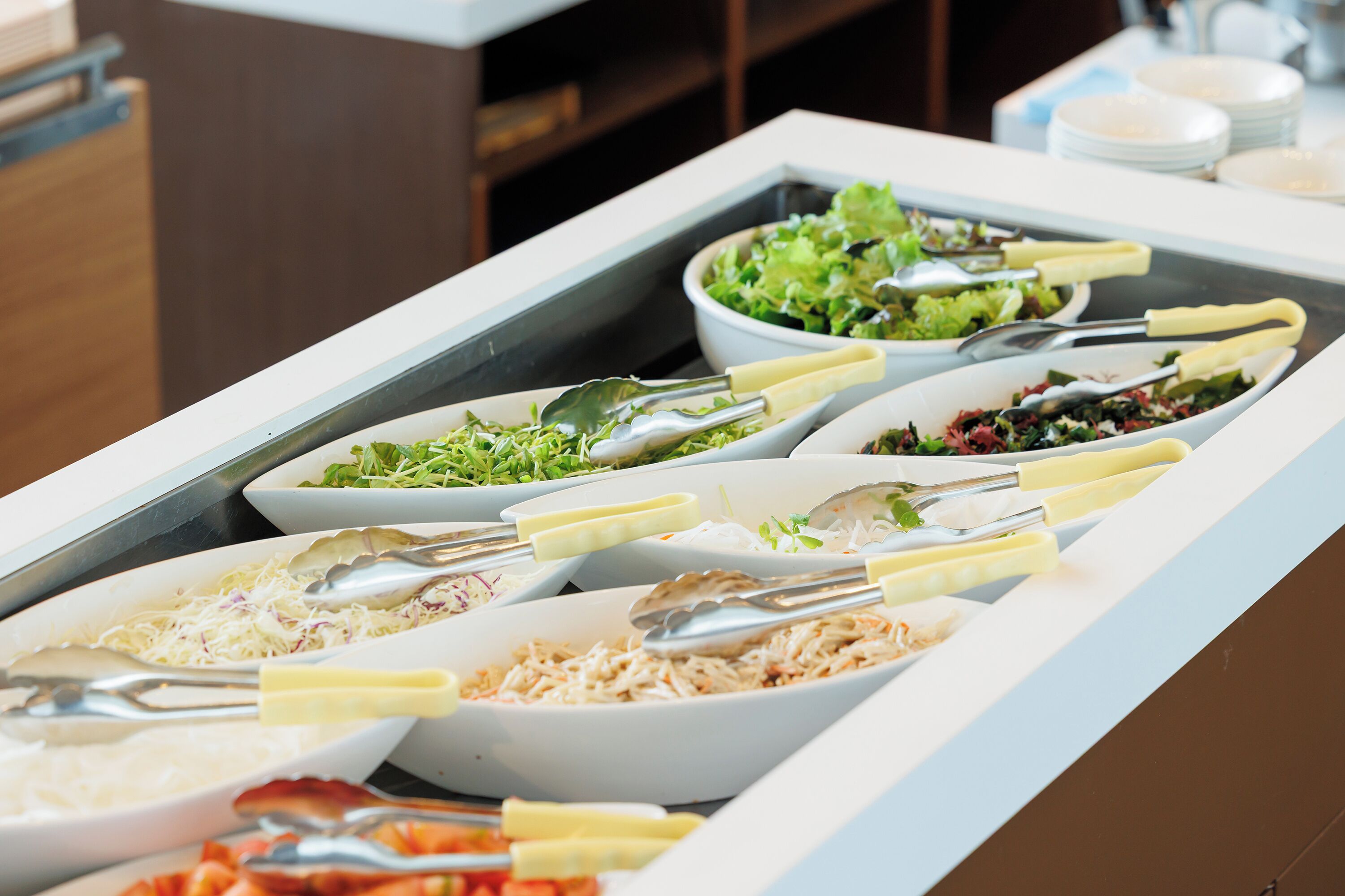 Un buffet proposant divers plats et ustensiles.