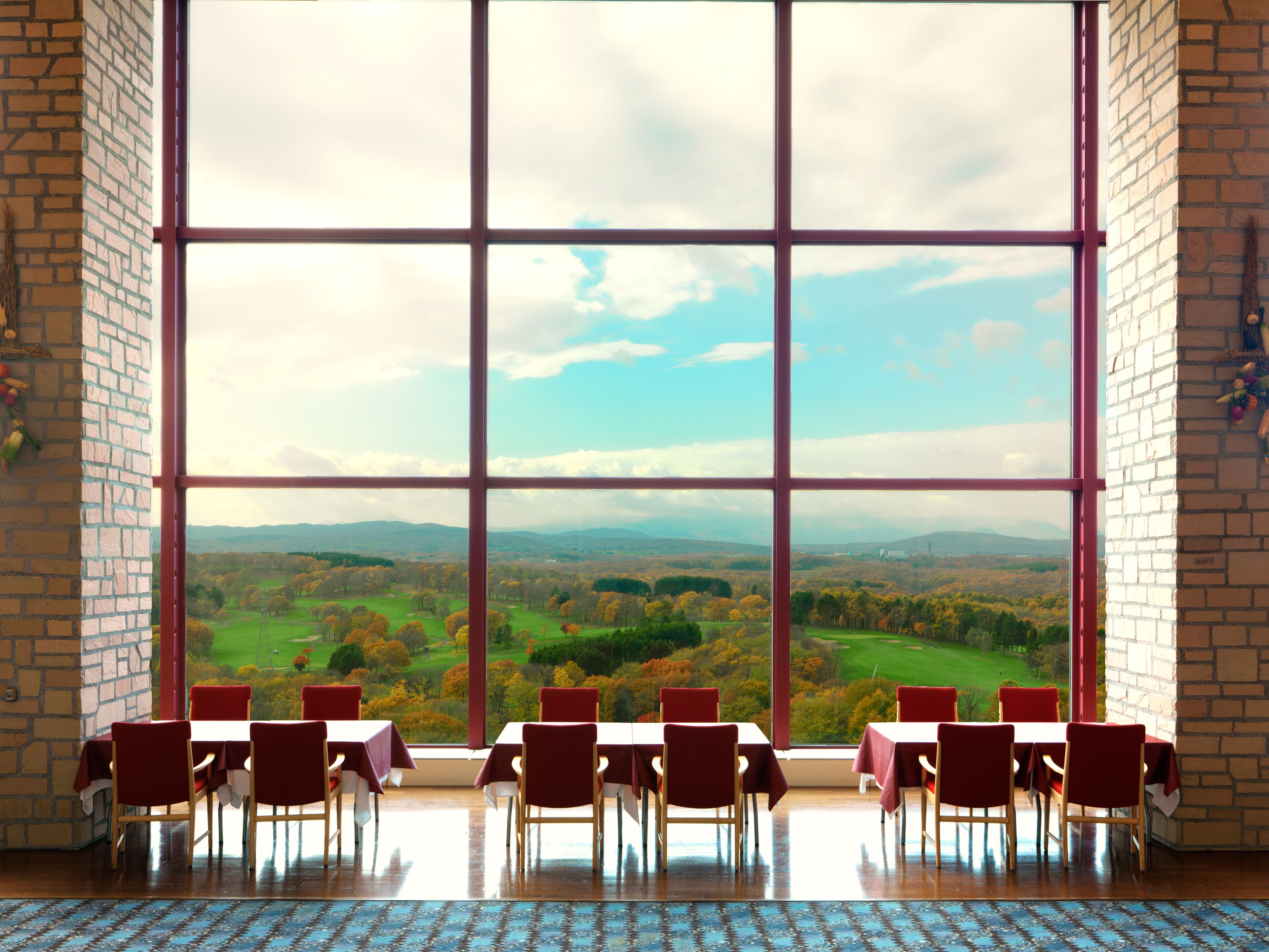 2 restaurants, breakfast, lunch, dinner served; fusion cuisine