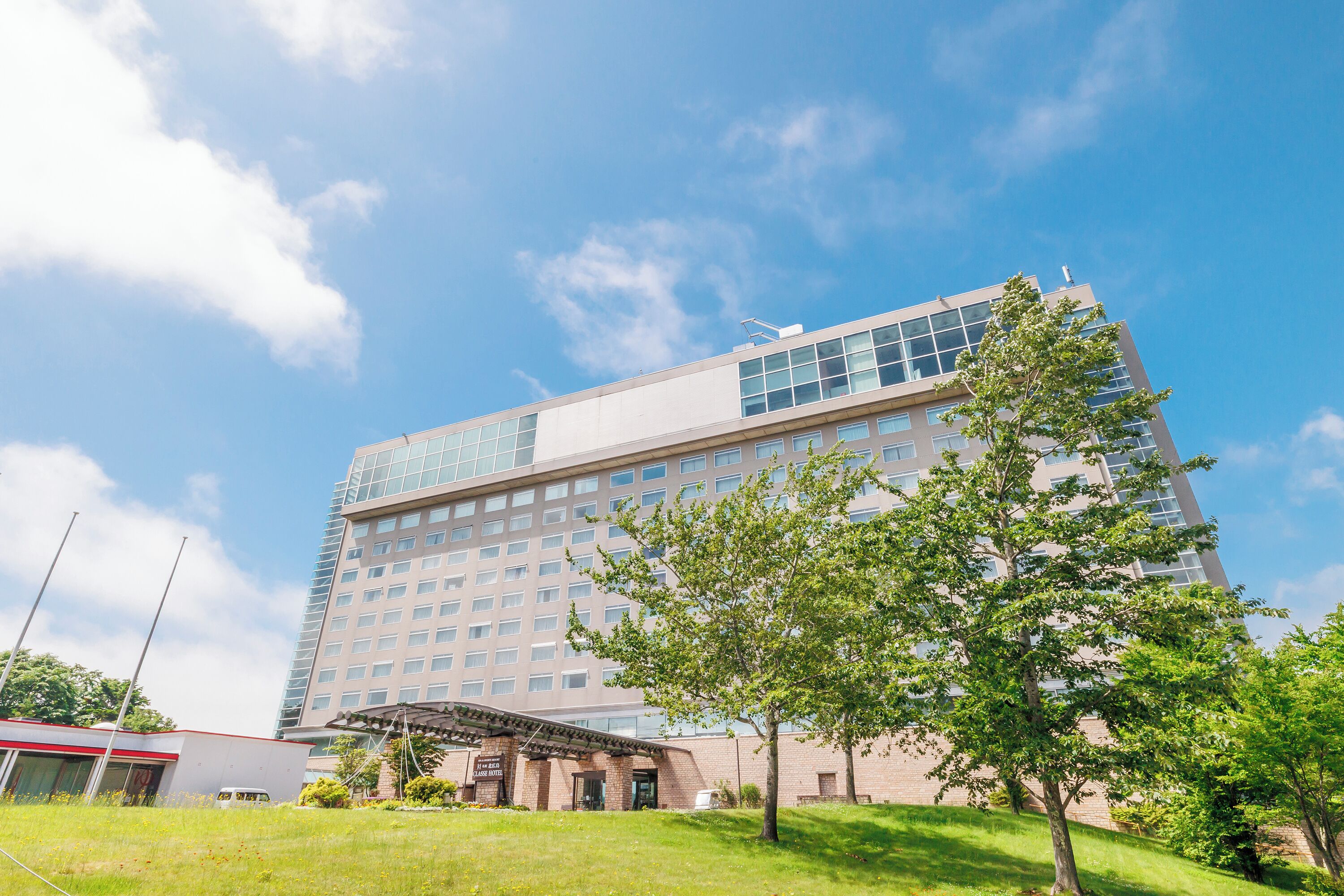 A multi-story hotel with a modern design, featuring a prominent glass facade and a flat roof.