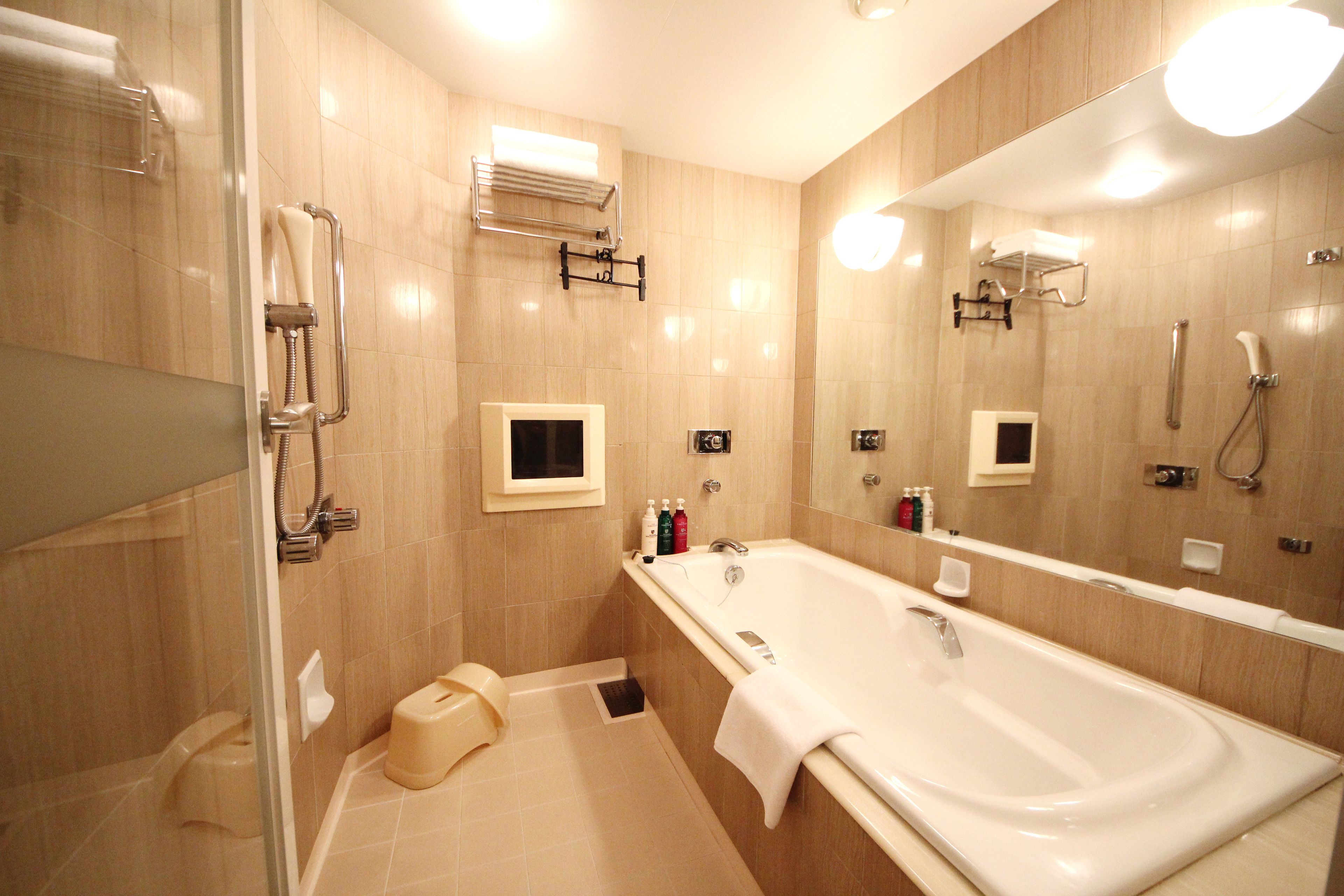 combined shower/bathtub, rainfall showerhead, free toiletries