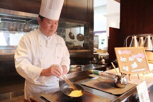 Daily buffet breakfast (JPY 2500 per person)