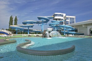 Un parque acuático con varias toboganes y una zona de piscina.