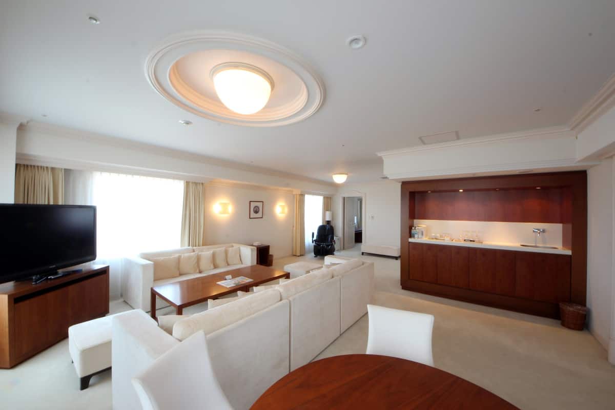 royal suite, non smoking | living room | flat-screen tv