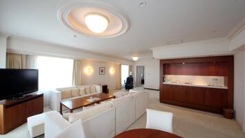 xxx Royal Suite, Non Smoking | Living room | Flat-screen TV
