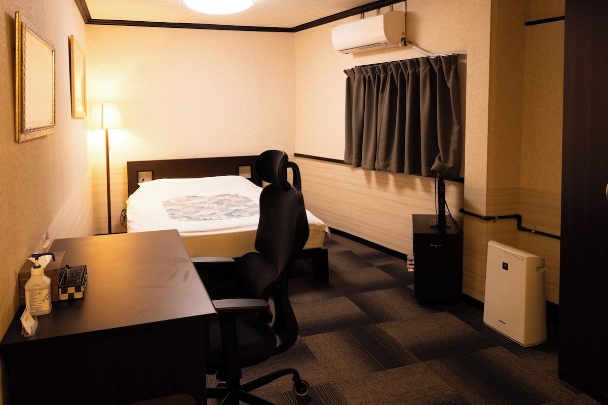 1 bedroom, individually decorated, individually furnished