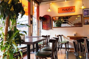 تقديم الإفطار والغداء والعشاء