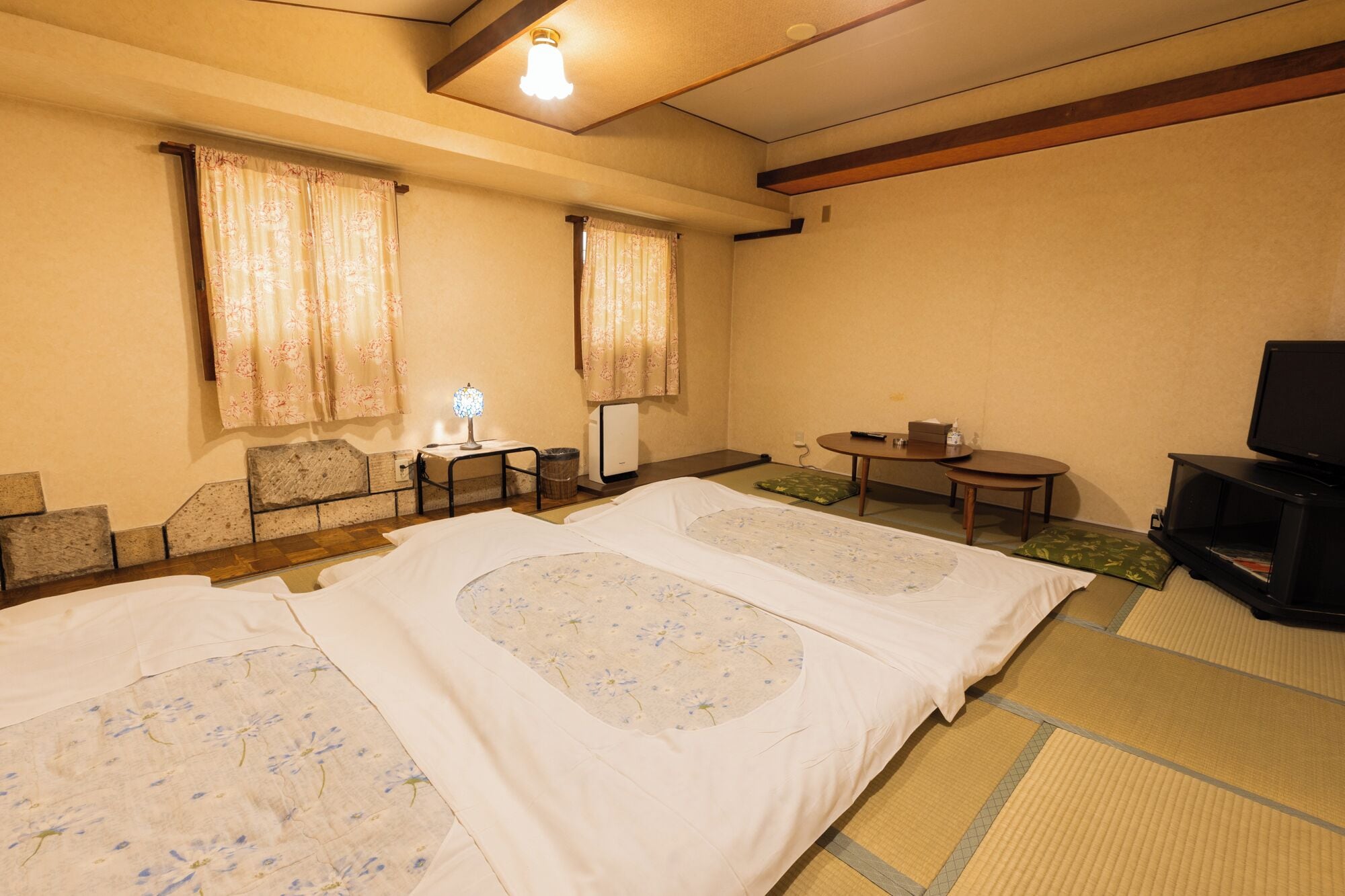 Habitación tradicional, varias camas | Decoración personalizada y muebles diferentes 