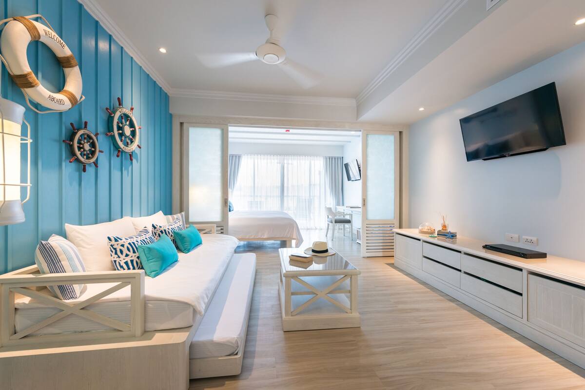 Family Pool Access  | บริเวณนั่งเล่น | ทีวีจอแอลซีดี 32 นิ้ว พร้อมช่องเคเบิล, ทีวี, เครื่องเล่นดีวีดี