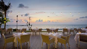2 restaurants; breakfast, lunch and dinner served
