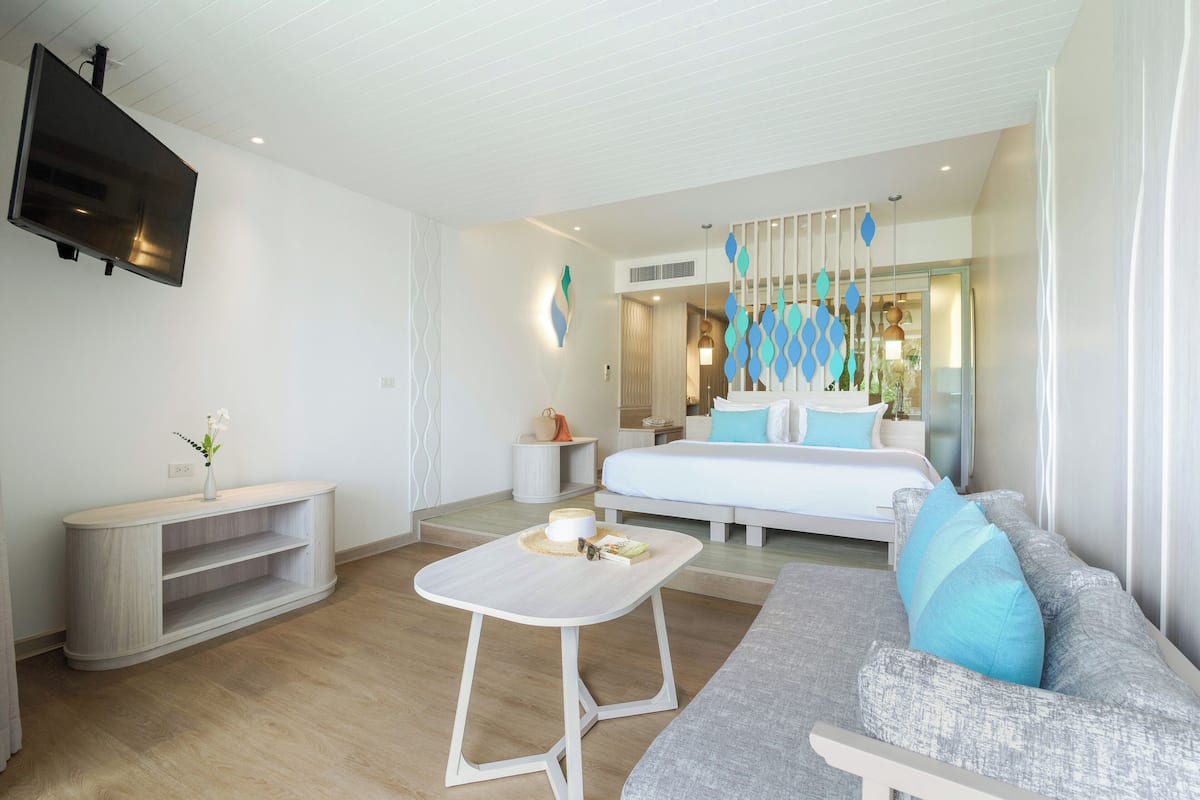 Juniorsuite - Delvis havudsigt | Minibar, pengeskab på værelset, individuel indretning, skrivebord