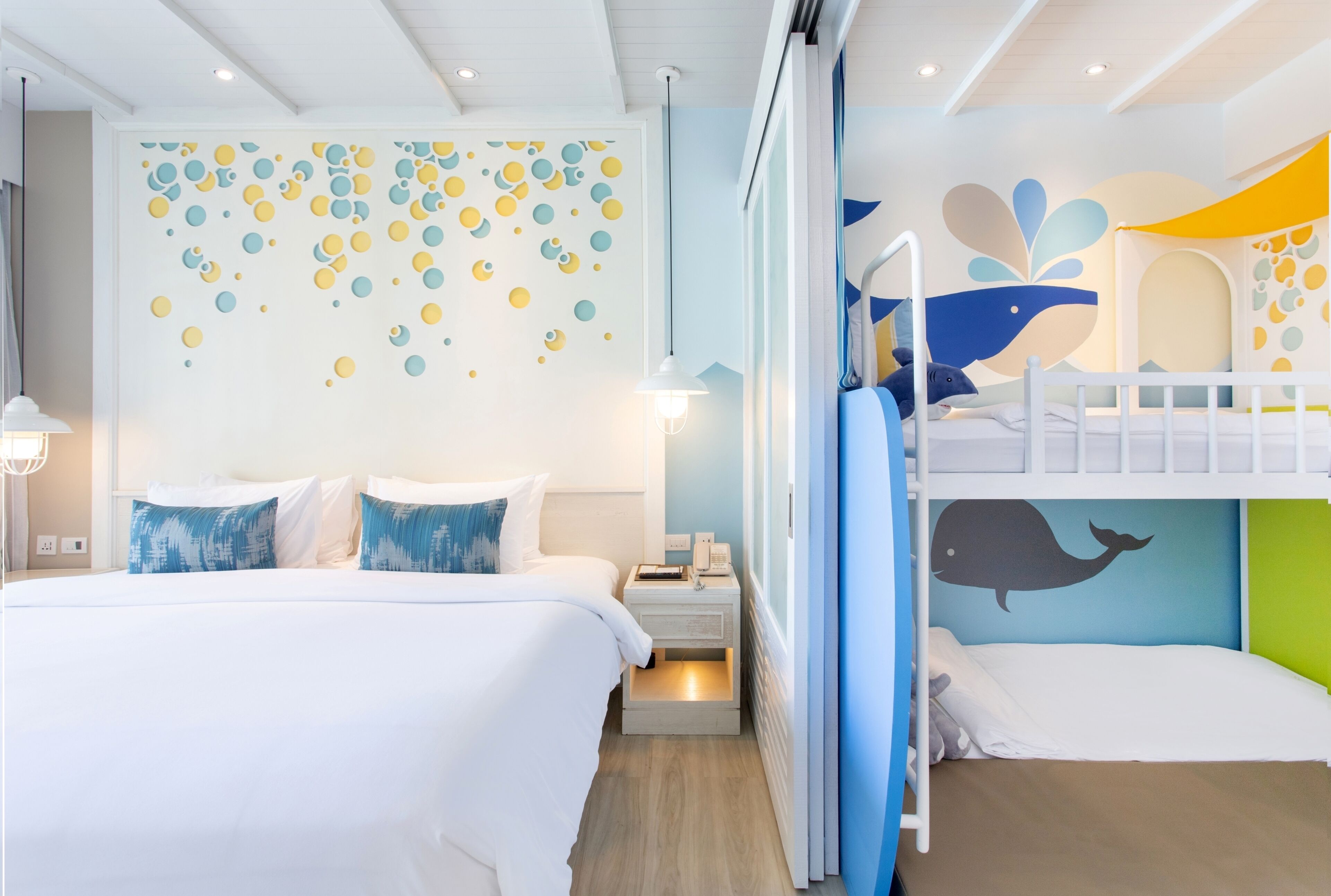 Family Slide | 迷你吧、房內夾萬、獨特裝修、書桌