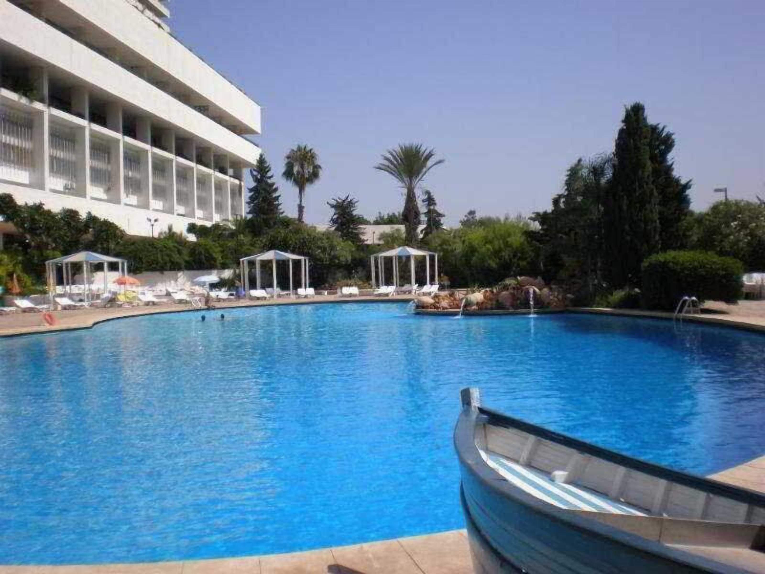 Außenpool, Sonnenschirme, Liegestühle