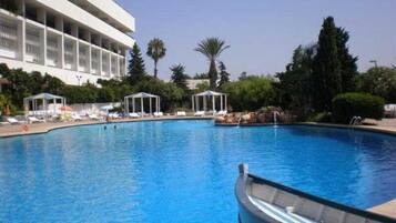 Außenpool, Sonnenschirme, Liegestühle