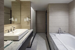 Santika Suite Room | 욕실 | 샤워 시설, 슬리퍼, 타월