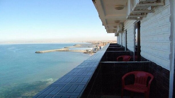 A balcony with a view of the sea and a pier. - Grand Hotel Adghir (Algiers)