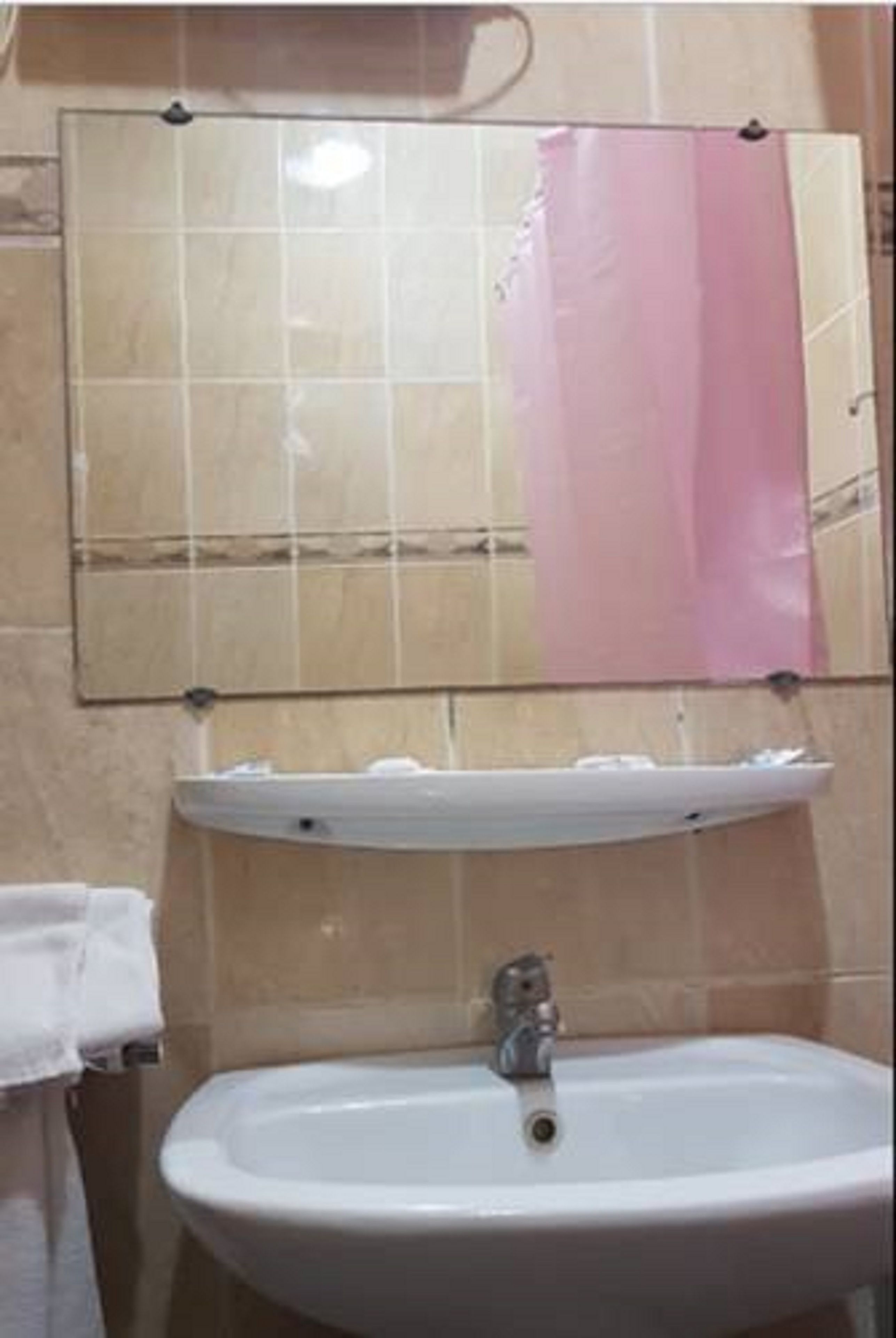 combined shower/bathtub, free toiletries, bidet, towels
