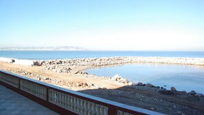 A coastal view with a rocky shoreline and a clear sky. - Grand Hotel Adghir (Algiers)
