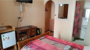 Standardzimmer, Mehrere Betten | Minibar, Schreibtisch, Bügeleisen/Bügelbrett, kostenlose Babybetten