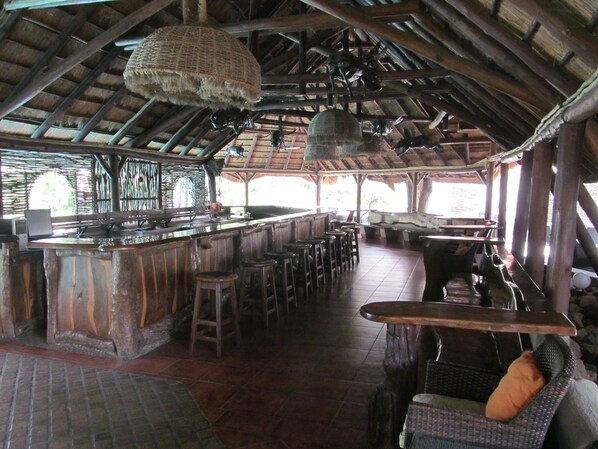 บาร์ริมสระว่ายน้ำ