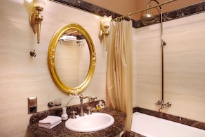 Combined shower/bathtub, rainfall showerhead, free toiletries