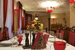 2 Restaurants, Frühstück, Mittagessen, Abendessen, osteuropäische Küche