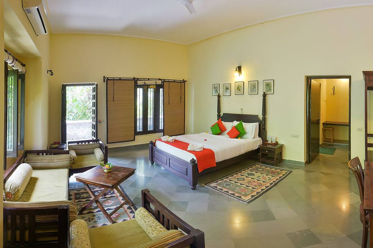Luxury Cottage | Premium bedding, in-room safe, desk, soundproofing